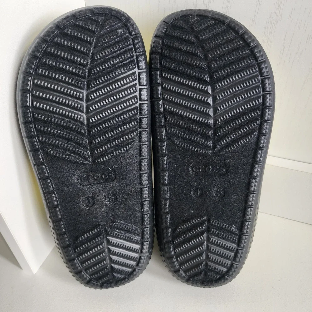 Crocs Classic Puff Moc K Kids Yellow Black Quilted Puffer Slippers J5 210589-77K